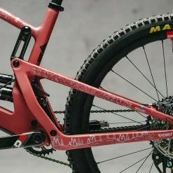 Dyedbro Kit De Protection Du Cadre - EWS Mountains - Blanc Mat 9 Dyedbro Kit De Protection Du Cadre - EWS Mountains - Blanc Mat -magasin de vélo 93D055ED C5C4 4460 852F 51DB6F7A7182 1024x1024 2x