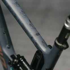 Dyedbro Kit De Protection Du Cadre - EWS Mountains - Noir Mat -magasin de vélo B9C04CAC 7DB2 4A66 9F4C 085F9F0CCAD9 1024x1024 2x